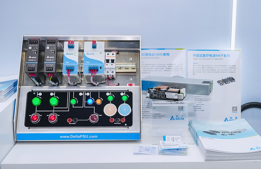 現場以動態演示方式，清晰呈現UPS系統模組的功能燈號，運作狀態一目了然幫助作業人員掌握設備狀況